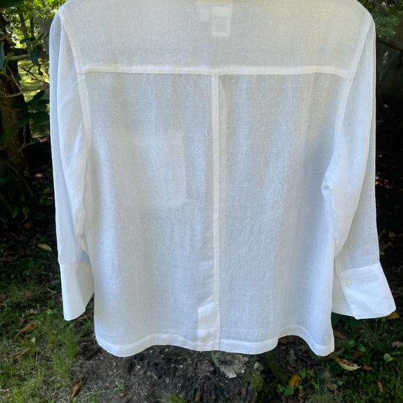 Beautiful crisp white Coldwater creek button down blouse - Picture 4 of 4